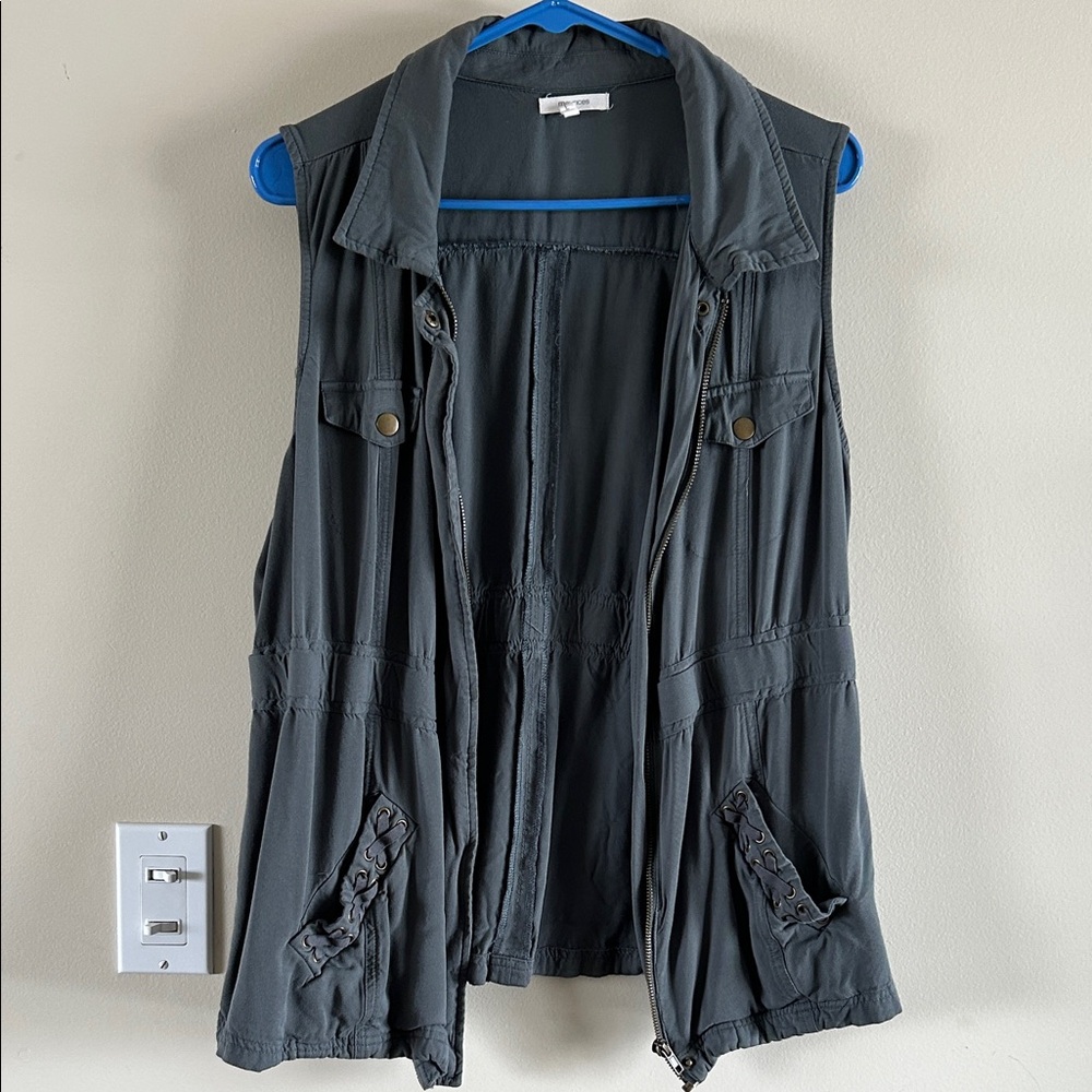 Sleeveless Zip-Front Utility Vest in Charcoal Gray